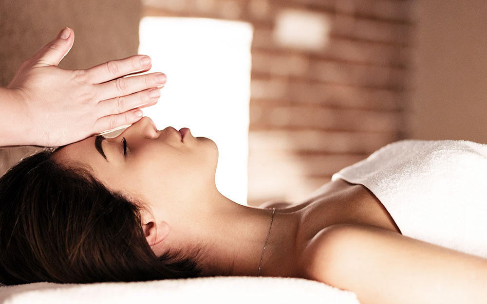 Donna sdraiata alla fine di un trattamento apprezza i benefici del massaggio thailandese.