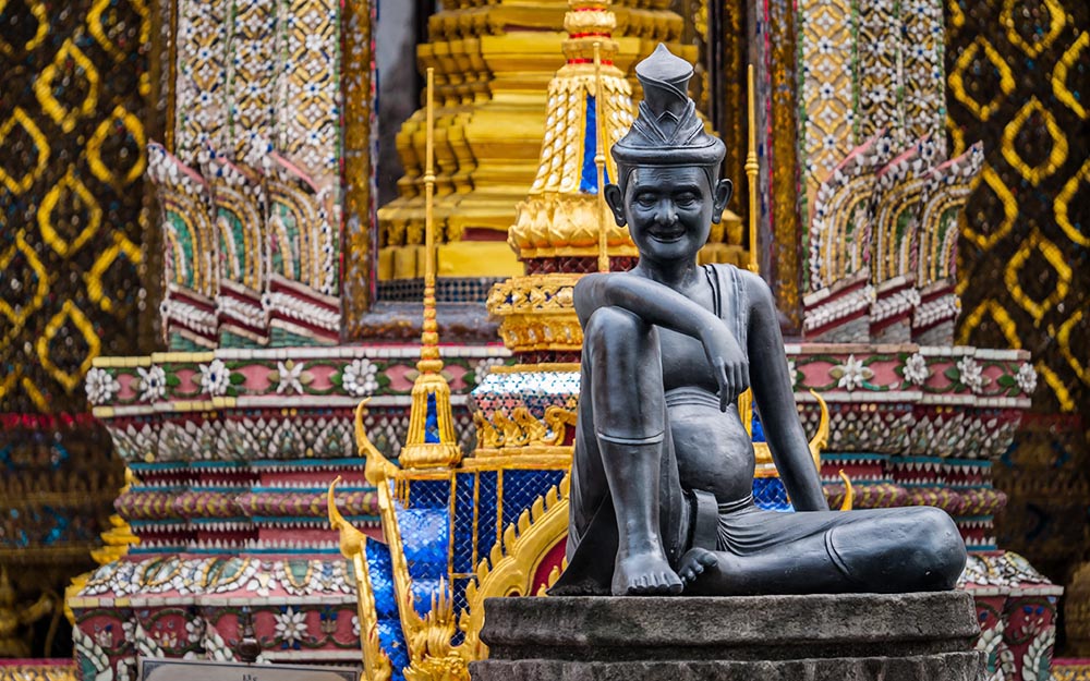 Statua nelle vicinanze dal Tempio di Smeraldo a Bangkok, Thailandia, che raffigura Jīvaka Komarabhācca, fondatore del massaggio tailandese.