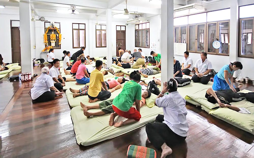 Trattamenti di Massaggio thailandese patrimonio dell'umanità, durante le lezioni alla Scuola del What Pho di Bangkok, in Thailandia.