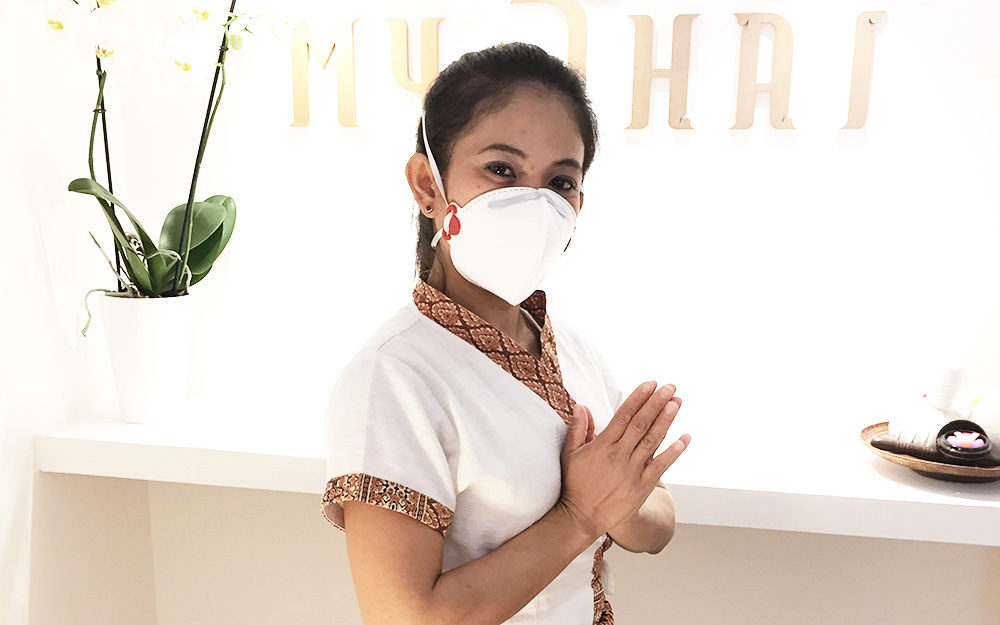 Immagine di operatrice di massaggio thailandese con mascherina FFP2: prudenza e sicurezza per massaggi senza rischi.