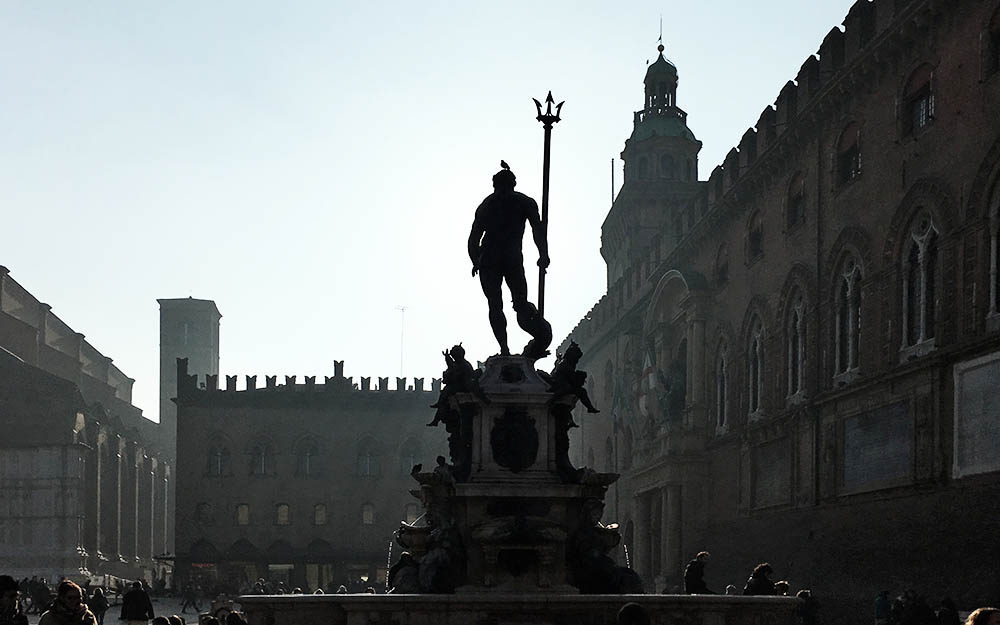Cosa fare e vedere a Bologna? Sicuramente Piazza Maggiore e il Nettuno.