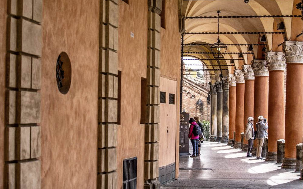 Bologna è una città da visitare a piedi camminando senza fretta sotto portici unici al mondo.