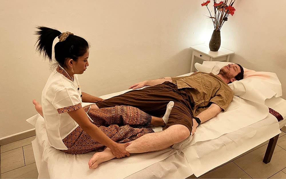 Il Content creator Umbotti durante un trattamento di massagio thailandese al Centro My Thai di Bologna.